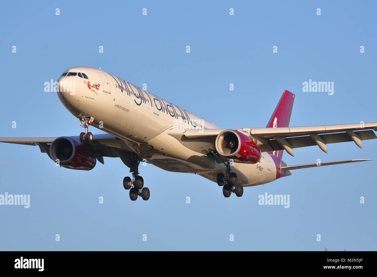 Virgin Atlantic G-VRAY Landung in London Heathrow Flughafen, Großbritannien Stockfoto