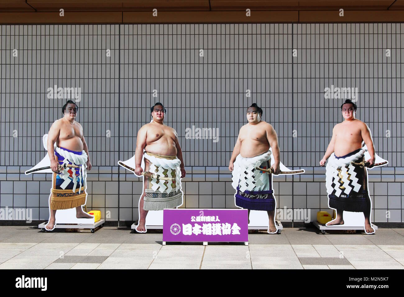 Große Ausschnitte des Sumo Ringer vor Ryogoku Kokugikan, einen Sumo Sportarena. Es wird als Boxing Veranstaltungsort in der 2020 olympischen Spiele verwendet. (6/2017) Stockfoto