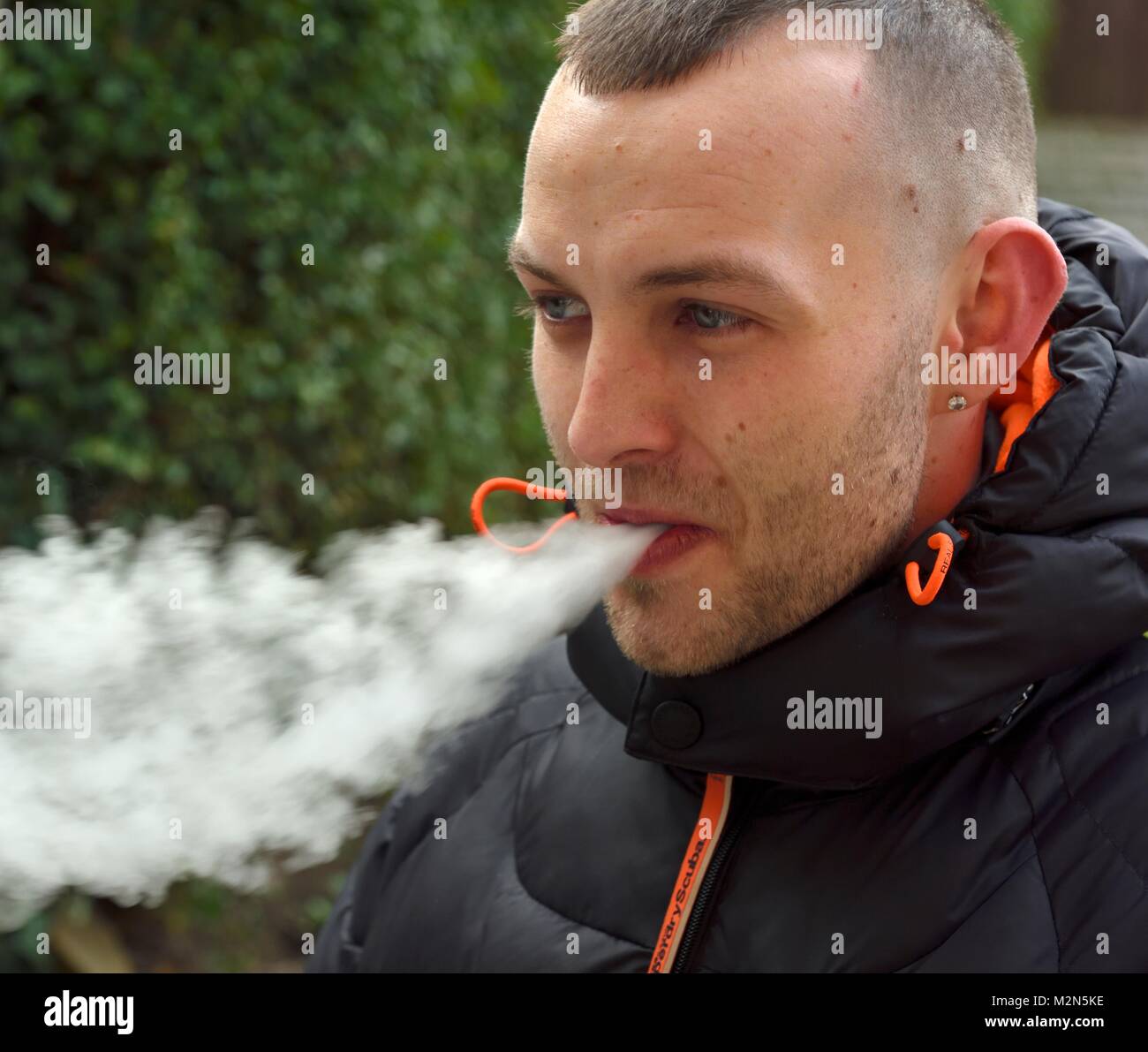 Ein 27 Jahre alter Mann vaping UK Stockfoto