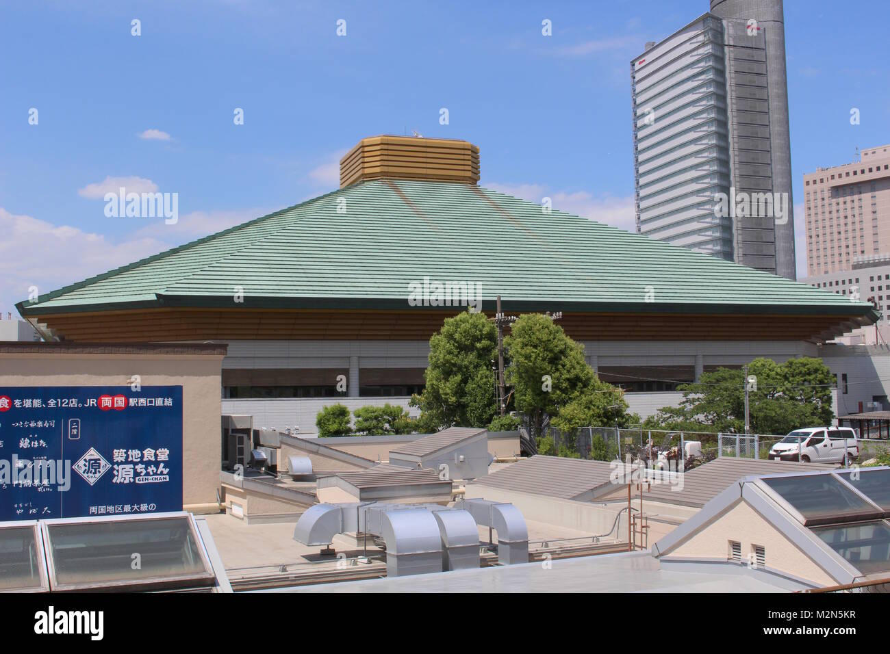 Das Dach der Ryogoku Kokugikan, eine Sportarena hauptsächlich verwendet für Sumo mit. Sie wird als Austragungsort für Boxkämpfe an den Olympischen Spielen 2020 in Tokio verwendet. (Juni 2017) Stockfoto
