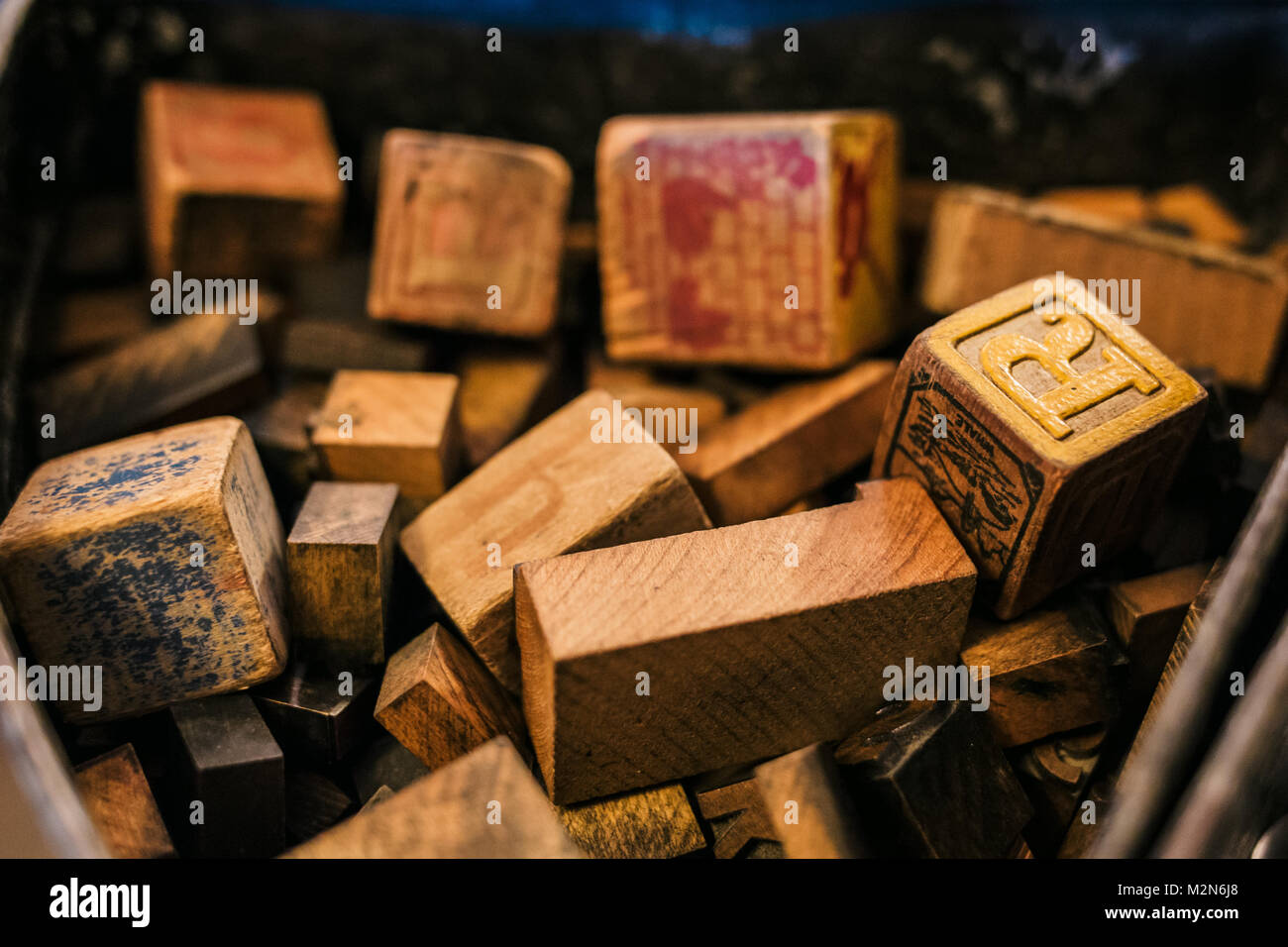 Alte hölzerne Würfel mit Buchstaben in das Feld Stockfoto