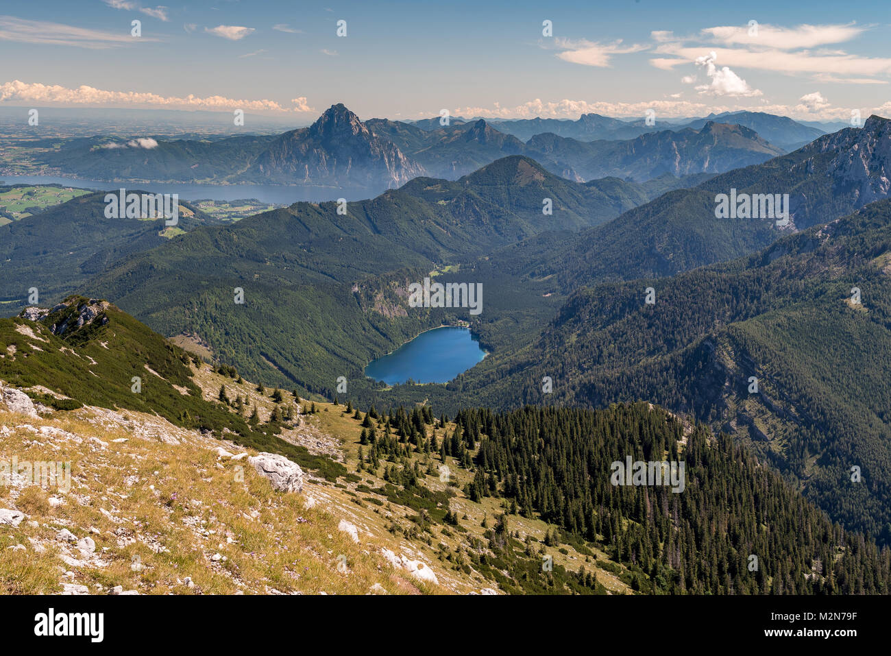 Wunderbarer Blick vom Brunnkogel in Richtung Traunsee im Salzkammergut mit Traunstein. Fantastischer Ort, den Berg Brunnkogel in Oberösterreich Stockfoto