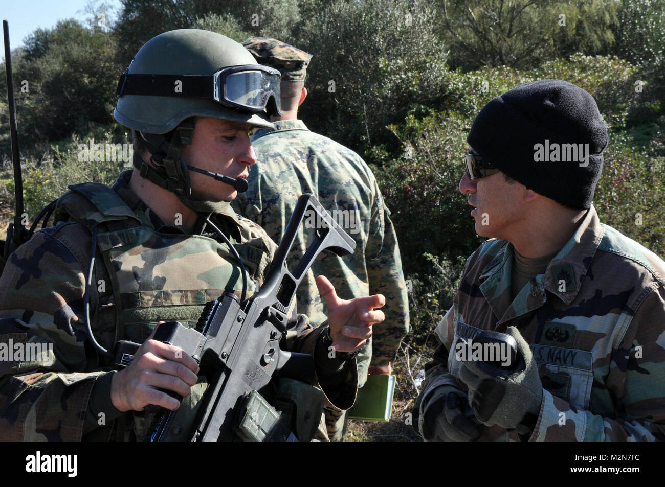 ROTA, SPANIEN (Jan. 29, 2010) Chief die Beseitigung von Explosivstoffen Techniker Luigi Mendoza, für die Beseitigung von Explosivstoffen Mobile Einheit (EODMU) 8 Det zugeordnet. Europa, spricht mit einem spanischen Marine während der Konvoi Ausbildung während der Übung LISA AZUL an der Naval Station Rota, Spanien. LISA AZUL ist ein bi-laterale Training übung für Partnerschaft und maritime Sicherheit fördert und verbessert gleichzeitig das kulturelle Verständnis zwischen den USA und Spanien. (U.S. Marine Foto von Mass Communication Specialist 1. Klasse Paul Käfig) USA, Spanischen Marines Verhalten bi- Ausbildung in Rota, Spanien von Eucom Stockfoto