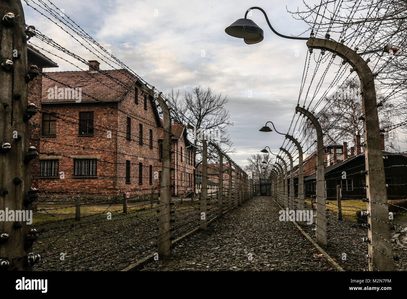 OSWIECIM, Polen - 27. JANUAR 2016: Der deutsche Nazi Konzentrations- und Vernichtungslager Auschwitz. Ehemalige Häftlinge besuchen Auschwitz ICH. Stockfoto