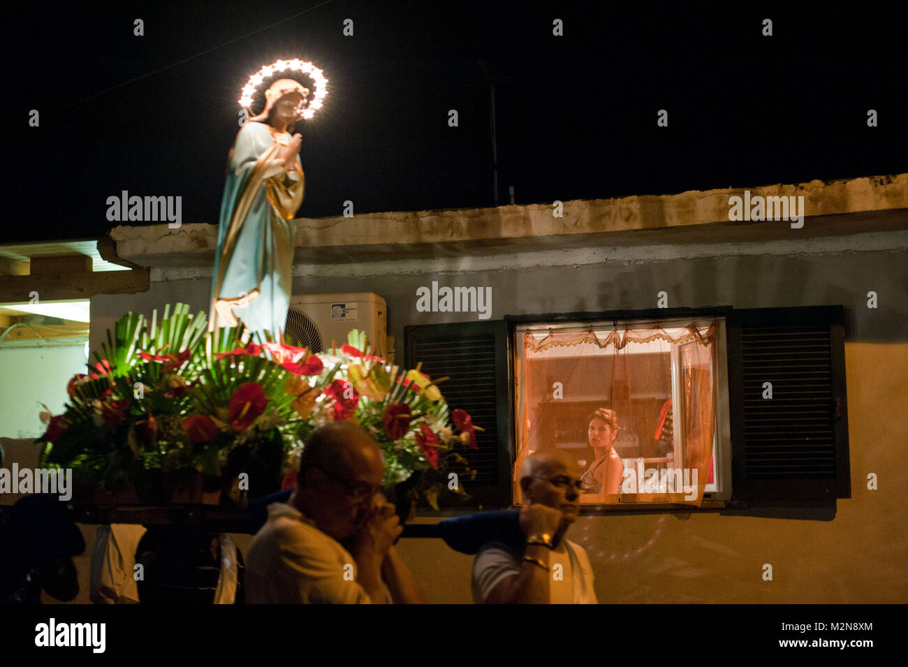 Rom, Italien. Prozession anlässlich des Festes Mariä Himmelfahrt. Ostia ehemalige hydroscale. Stockfoto