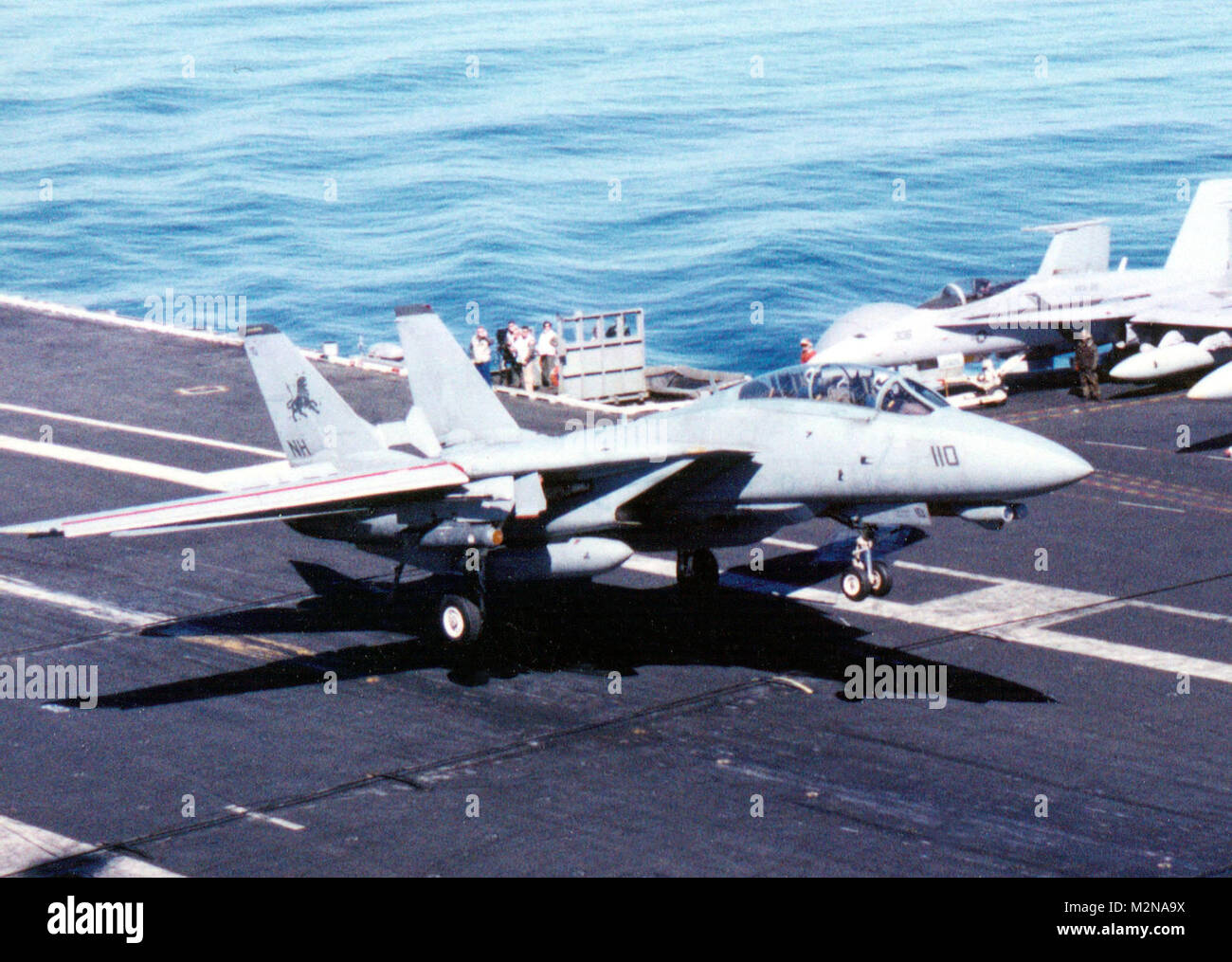 010216-N -7293 M-018 an Bord der USS CARL VINSON (Feb 16, 2001) - eine F14-D'Tomcat" aus dem "Schwarzen Löwen von Jagdgeschwader zwei Eins Drei (VF-213) fängt den #2 Verhaftung Draht, wie es landet auf dem Flugdeck an Bord der USS Carl Vinson (CVN 70). Die Carl Vinson ist in den letzten Monaten der Arbeit-ups vor dem Einschiffen auf eine geplante 6-monatigen Einsatz in den Westpazifik. Us Navy Foto des Fotografen Mate 2. Klasse Nathanael T. Miller (FREIGEGEBEN) 010216-N -7293 M-018 von navalsafetycenter Stockfoto