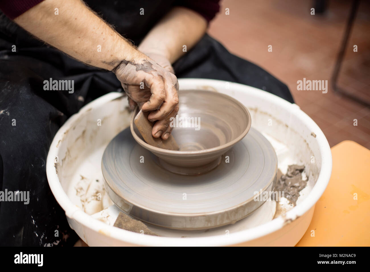 Close up Detailansicht bei einer Künstlerin macht Ton auf einem Drehrad Stockfoto