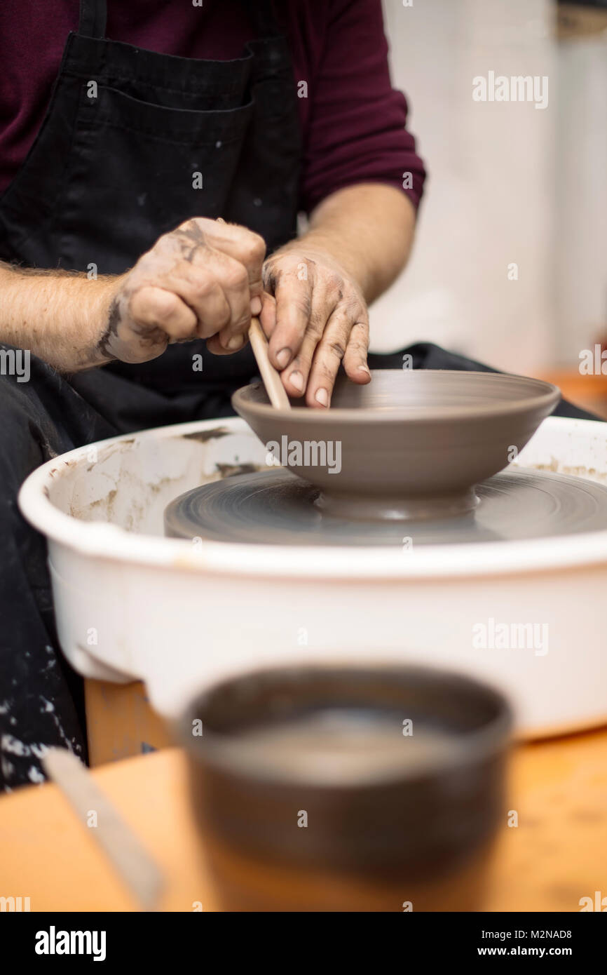 Close up Detailansicht bei einer Künstlerin macht Ton auf einem Drehrad Stockfoto