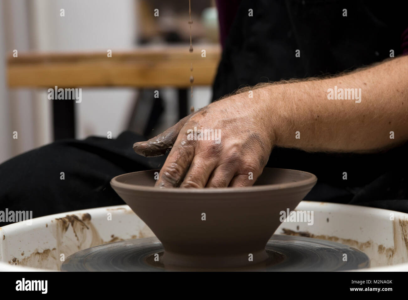 Close up Detailansicht bei einer Künstlerin macht Ton auf einem Drehrad Stockfoto