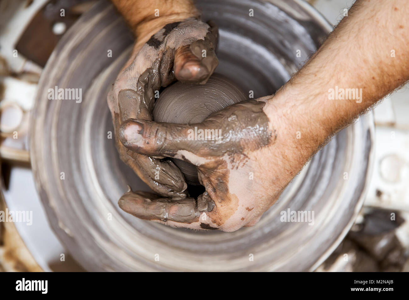 Close up Detailansicht bei einer Künstlerin macht Ton auf einem Drehrad Stockfoto