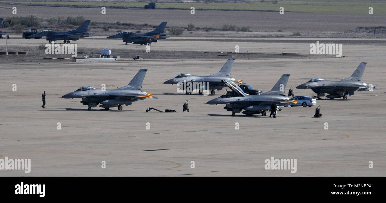 Die 36Th Aircraft Maintenance Unit bereitet Jets für den Start am 1. Februar 2010, in Zaragoza, Spanien. Die 36Th AMU bereitgestellt Spanien Ausbildungsmaßnahmen für die 36Th Fighter Squadron Piloten zu unterstützen. (U.S. Air Force Foto/Senior Airman Tabitha M. Mans) 36th Aircraft Maintenance Unit bereitet Jets für Abflug von Eucom Stockfoto