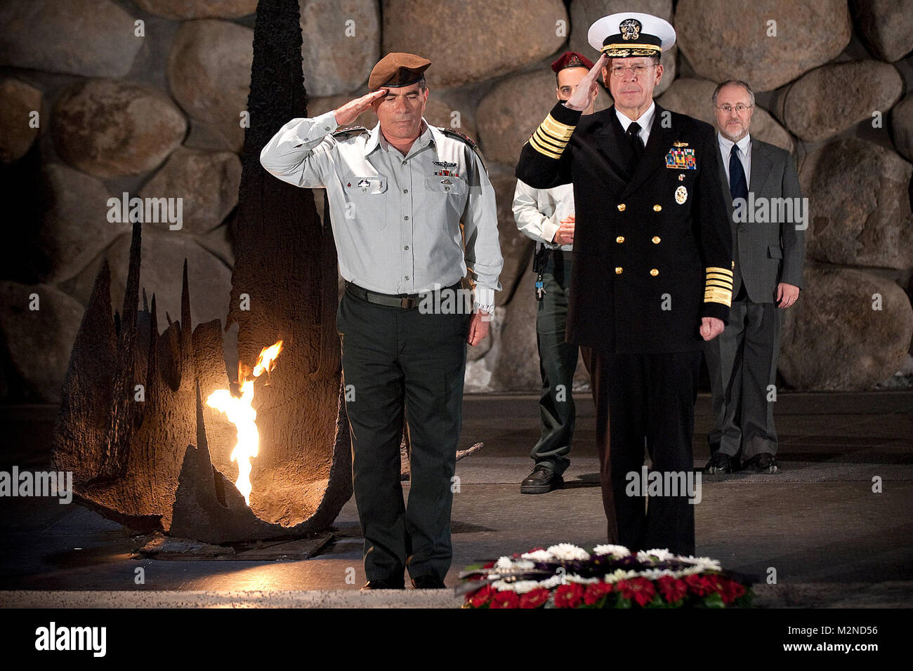 100215-N -0696 M-146 Generalleutnant Gabi Ashkenazi, Chef der Verteidigung, Israelische Armee Marine Adm. Mike Mullen, Vorsitzender des Generalstabs präsentieren einen Kranz, der ewigen Flamme am Yad Ve Shem Holocaust Memorial Museum in Jerusalem am 13.02.15., 2010. Mullen ist auf einer einwöchigen Tour der Region besuchen mit wichtigen Partnern und Verbündeten. (DoD Foto von Mass Communication Specialist 1. Klasse Tschad J. McNeeley/Freigegeben) Vorsitzender des Generalstabs, israelische Chef der Verteidigung in Yad Ve Shem Holocaust Memorial Museum von Eucom Stockfoto