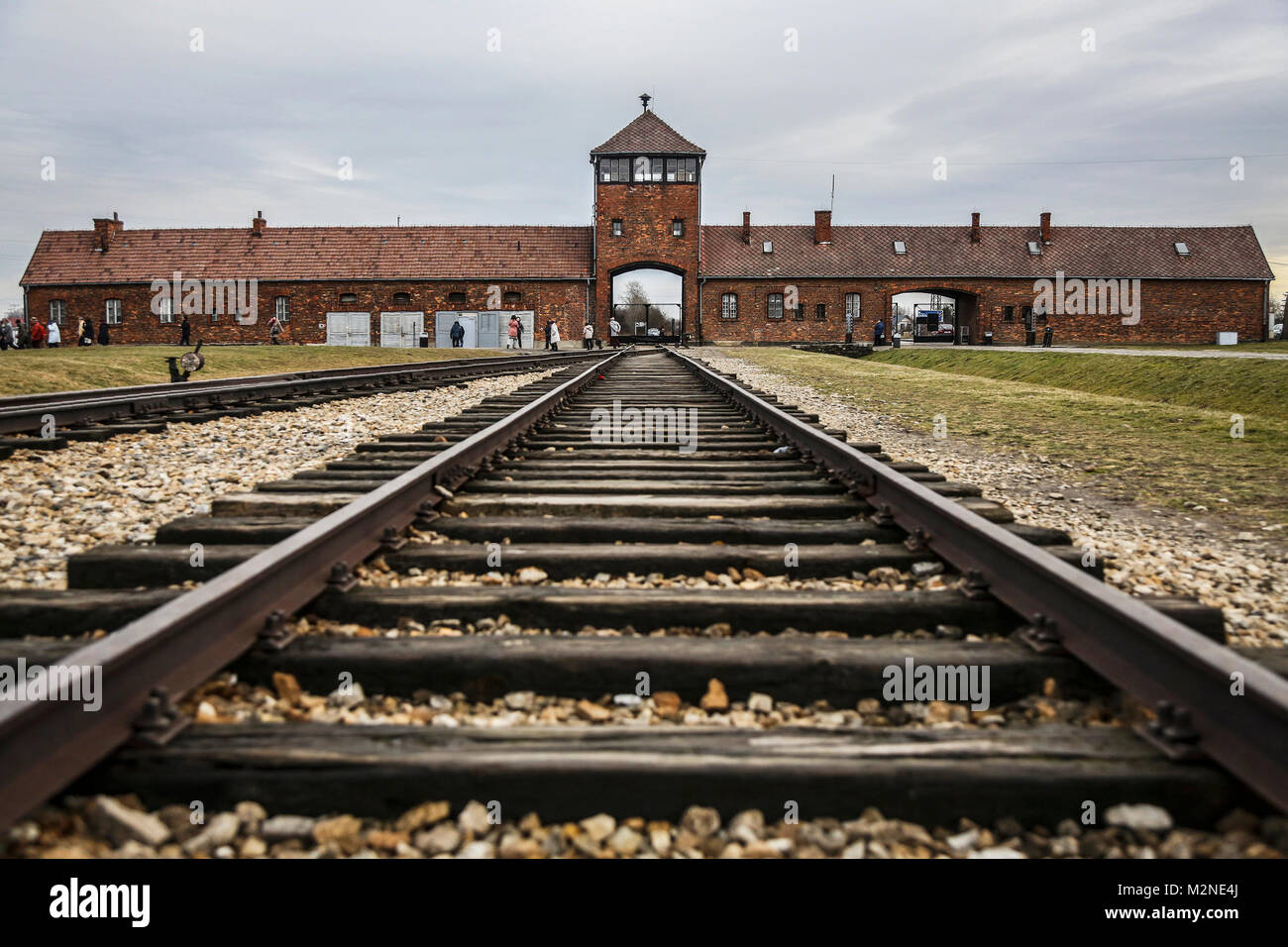 OSWIECIM, Polen - 27 Januar, 2016: Das Tor des Todes des früheren deutschen nationalsozialistischen Konzentrations- und Vernichtungslager von Auschwitz Birkenau II. Stockfoto