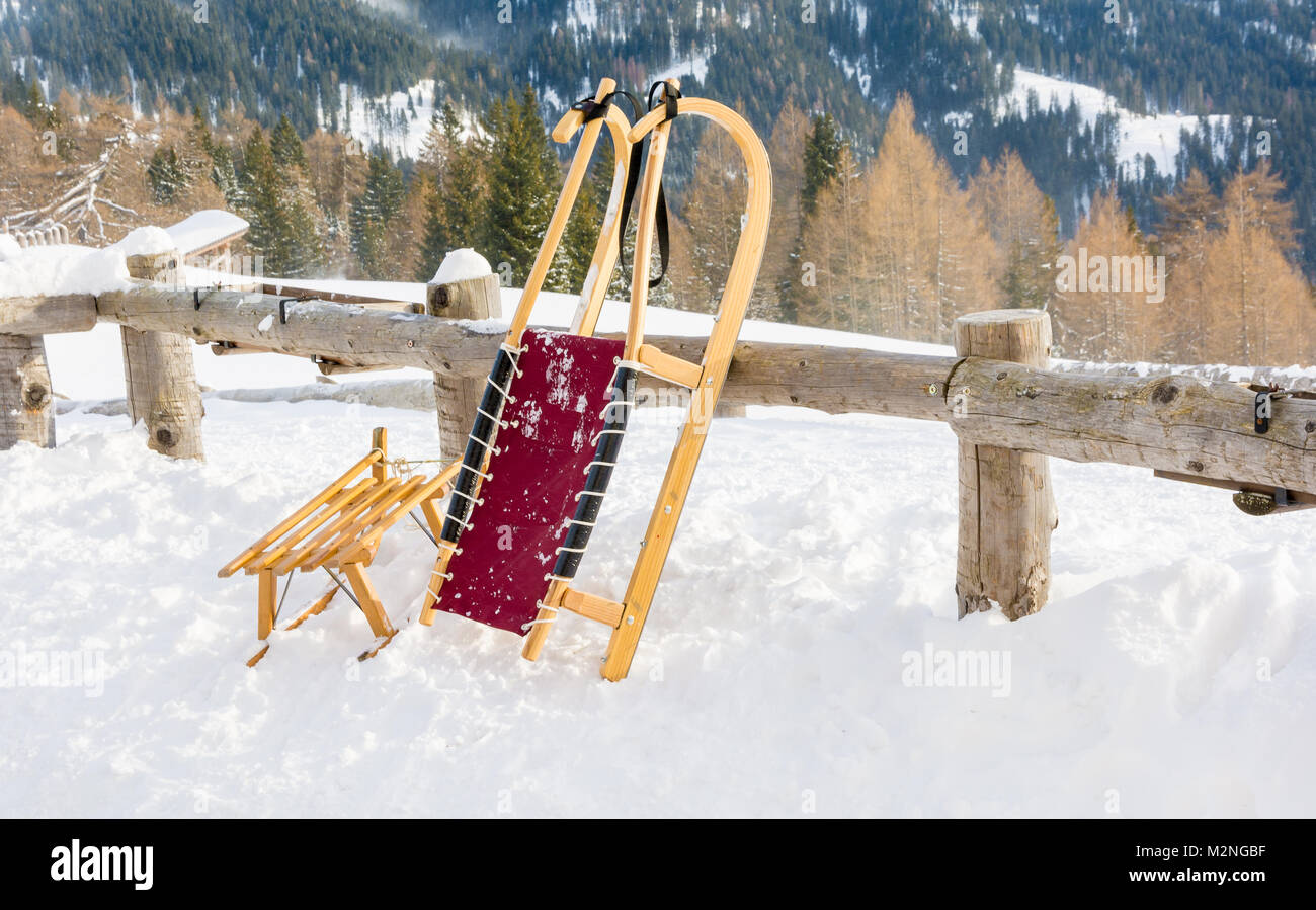 Schlitten auf dem Schnee. Schlitten aus Holz. Vintage Schlitten Stockfoto