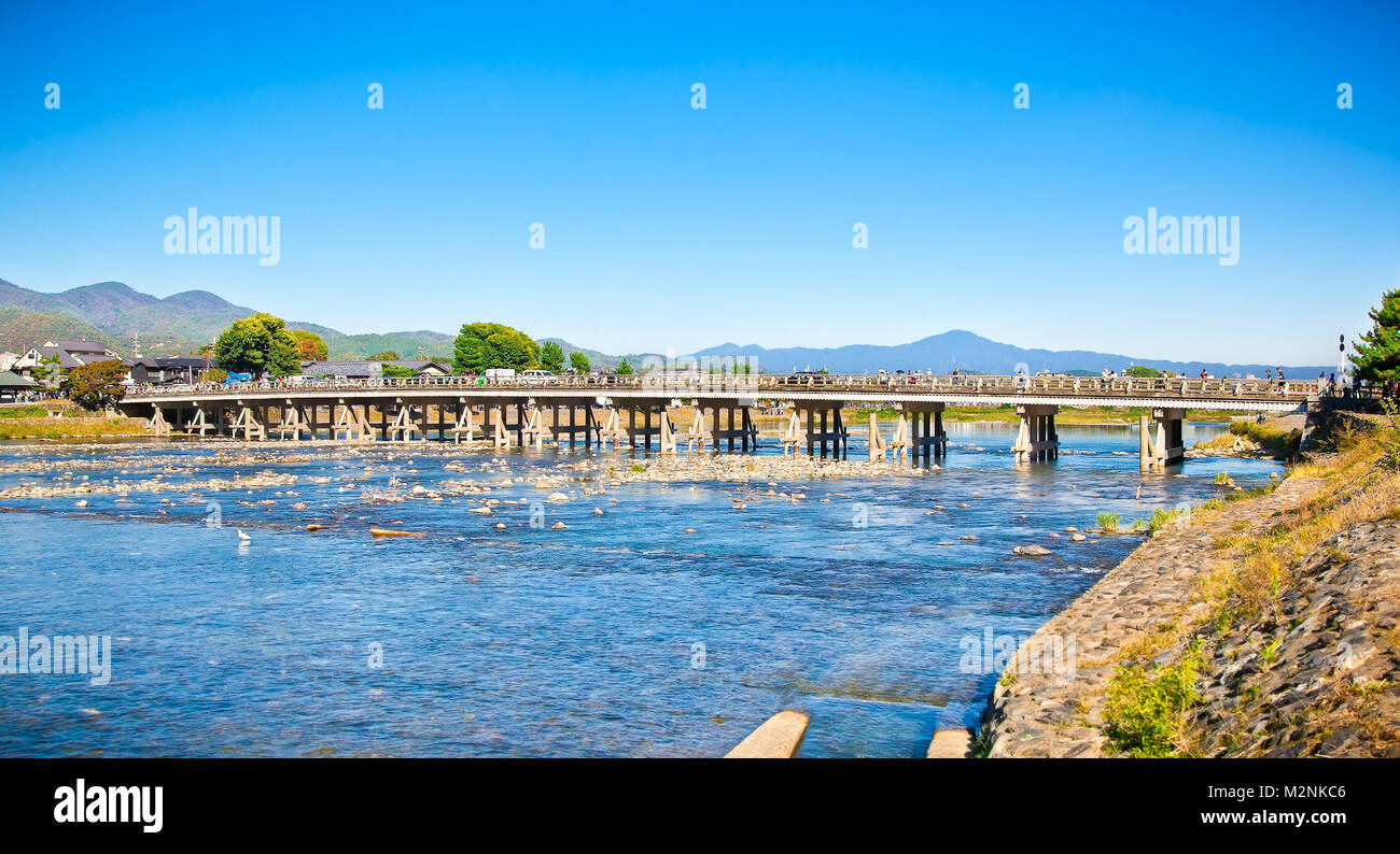 Togetsu-kyo Brücke in Kyoto, Japan. Es ist ein Wahrzeichen über 400 Jahre, überspannt die Katsura Fluss vor arashiyama Berg Stockfoto