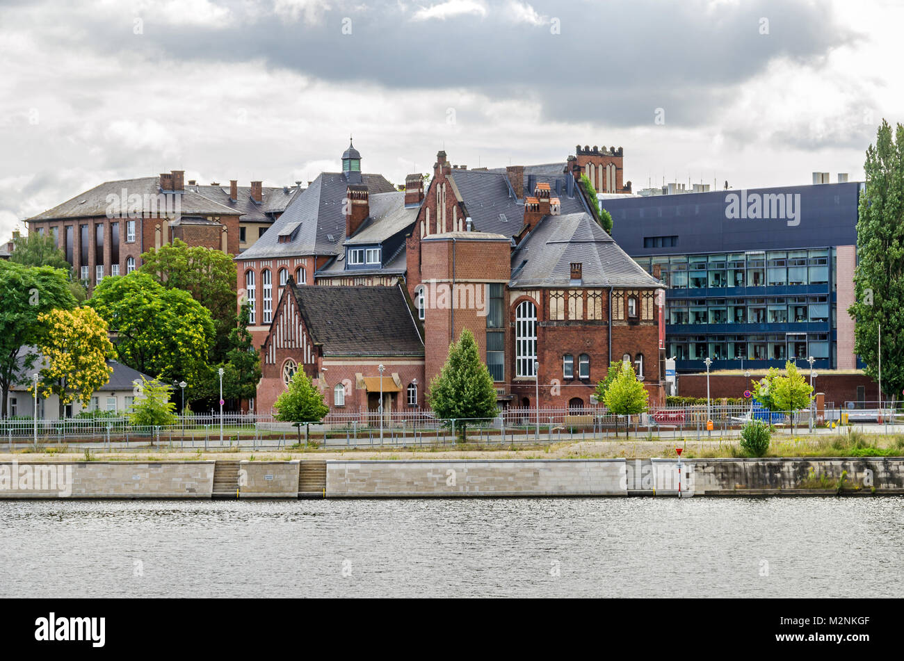 Berlin, Deutschland - 14 August, 2016: Blick vom Humboldthafen am traditionellen Gebäude der Charité, Europas größtes Universitätsklinikum (Campus M Stockfoto