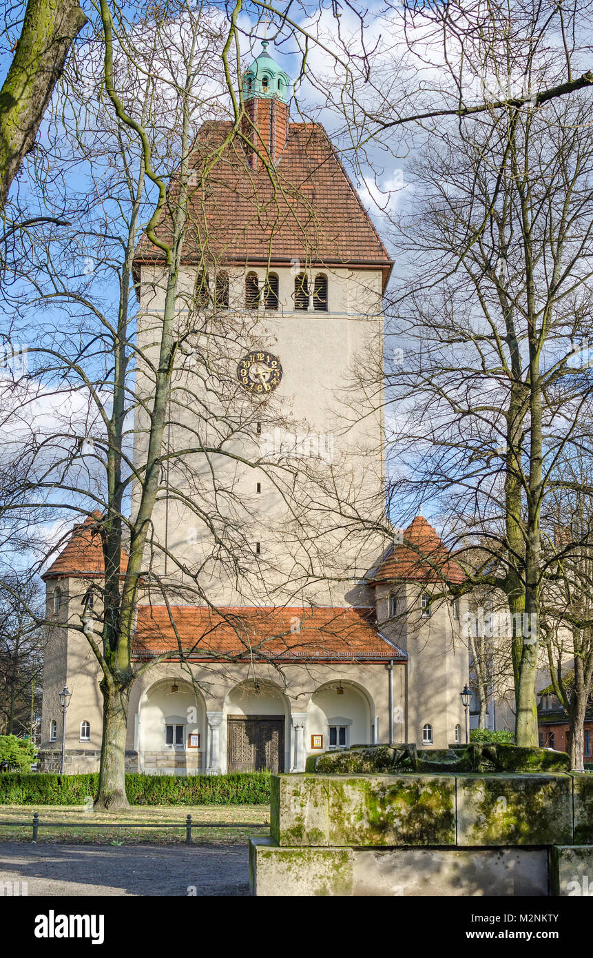 Evangelische Kirche im Otto-Dibelius Platz in Tegel - ein Ort im Berliner Bezirk Reinickendorf am Ufer des Tegeler See Stockfoto