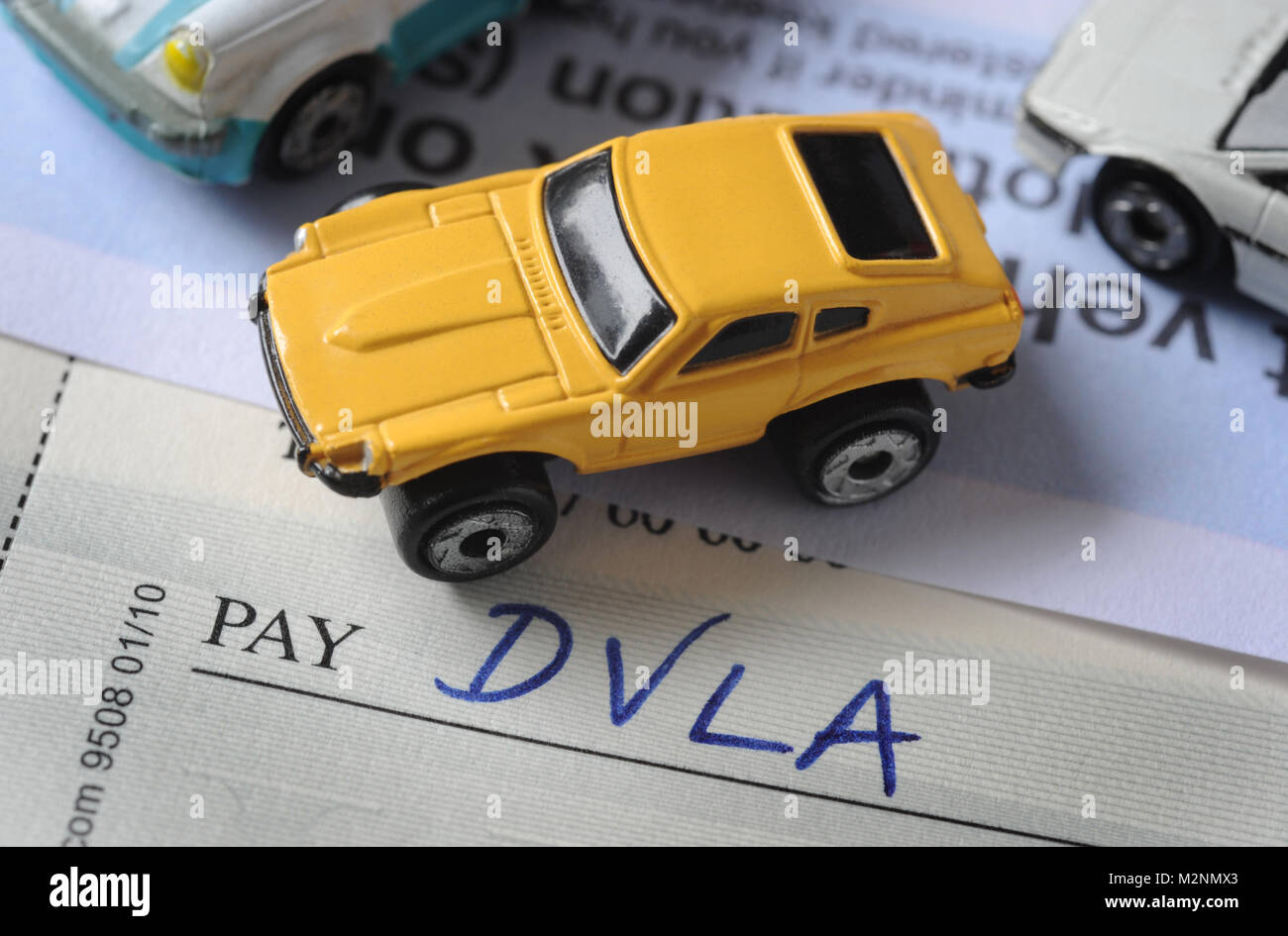 "VLA" geschrieben AM CHECK BOOK MIT MODELL AUTO DVLA DRIVER VEHICLE LICENSING AGENCY STRASSE STEUER VERBRAUCHSTEUERN LIZENZ AUTOFAHRER ETC. Stockfoto