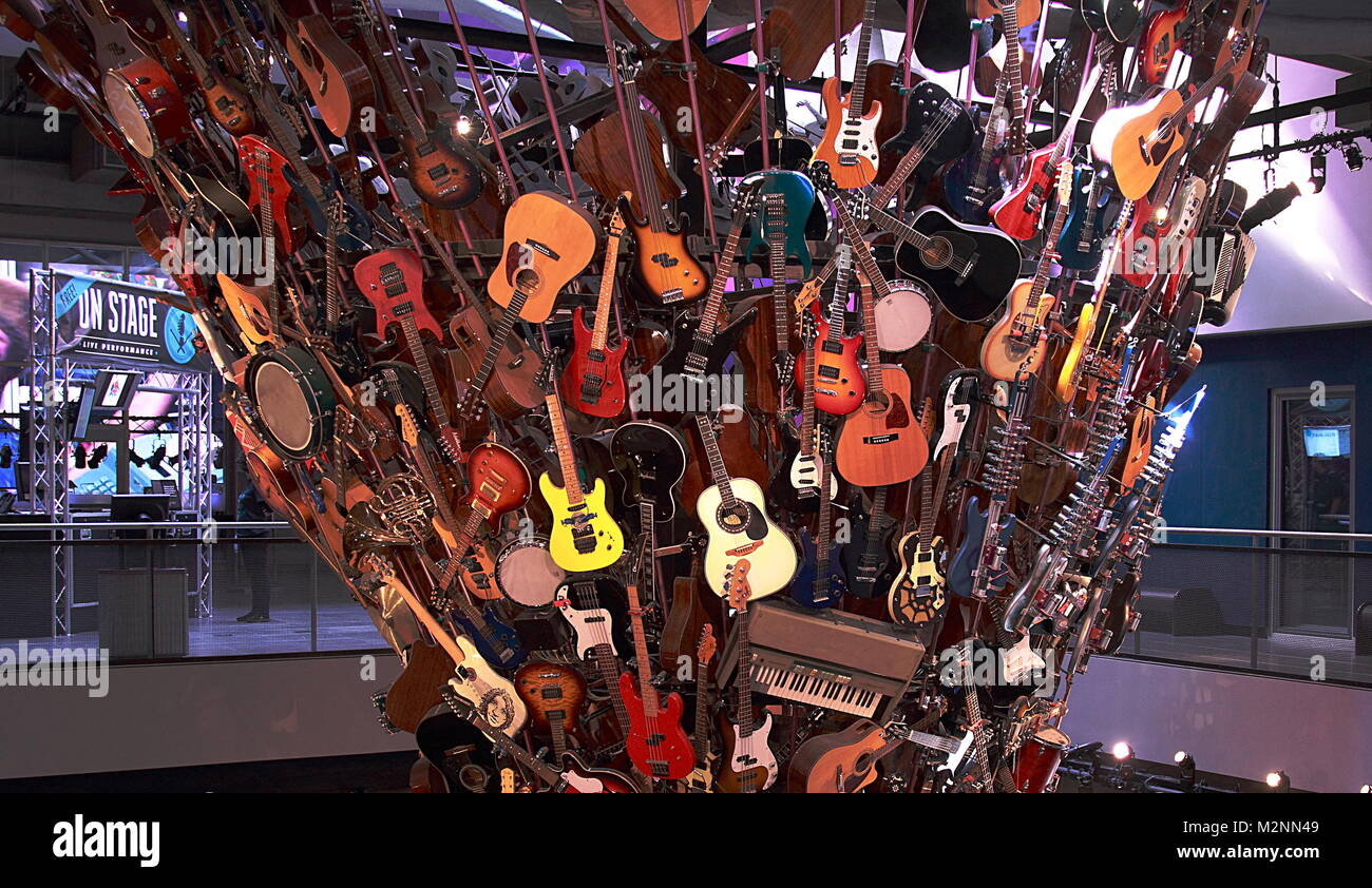 Seattle, Washington - September 5, 2015: ein Bündel von Instrumenten vor allem Gitarren auf dem Experience Music Project (EMP) in Seattle, Washington Stockfoto