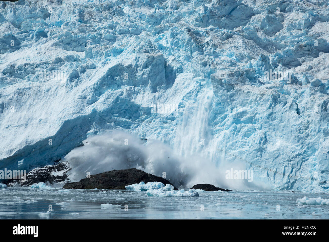 Spektakuläre freeze Aktion kalbenden Gletscher, massive Wand der fallenden Eis wie es plätschert in das Wasser unten, beliebte Sehenswürdigkeit Nordwesten Fjord Alaska USA Stockfoto