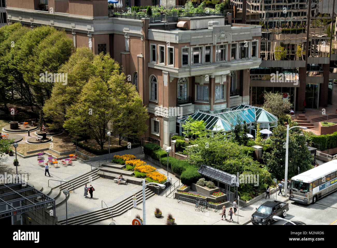 Private Luxury Vancouver Club außerhalb, BC Kanada, Los 19 öffentlichen Park flower garden sonnigen Sommertag, Glas Gebäude Reflexionen Hintergrund Stockfoto