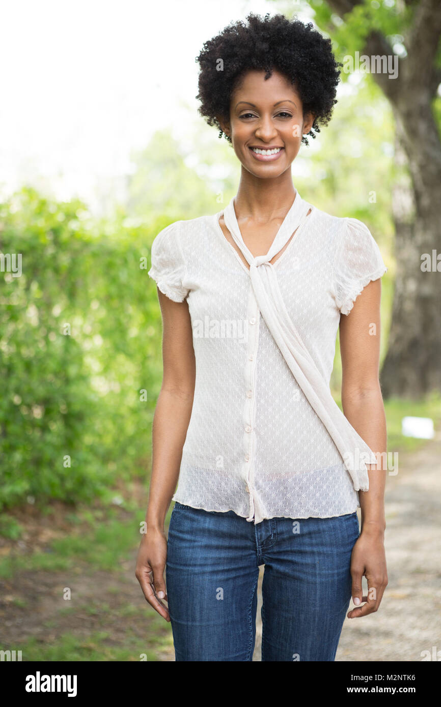 Schöne Frau lächelnd außerhalb. Stockfoto