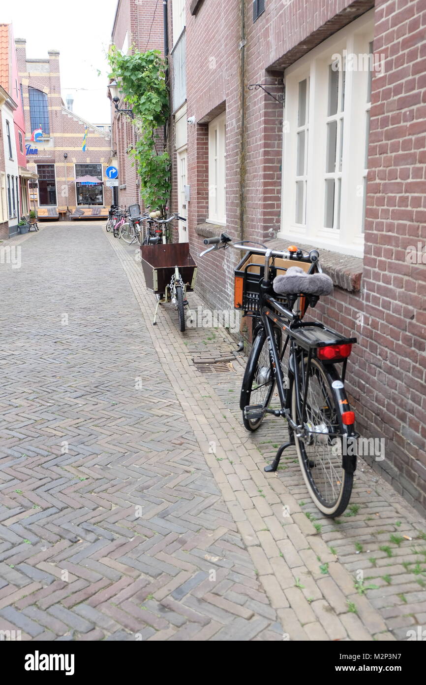 Fahrräder in der Nähe von Alkmaar, der Heimat des Niederländischen Sommer Käsemarkt geparkt Stockfoto