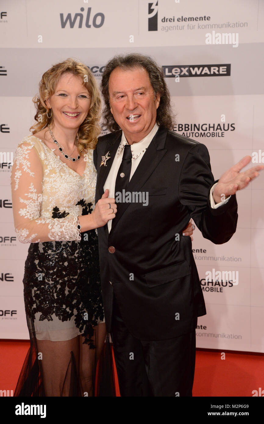 Der Saenger und Musiker Chris Andrews mit Ehefrau Alexandra zeigen sich als  Gast auf dem roten Teppich auf der Kinderlachen Gala in der Westfalen Halle  in Dortmund am 28.11.2015 Stockfotografie - Alamy