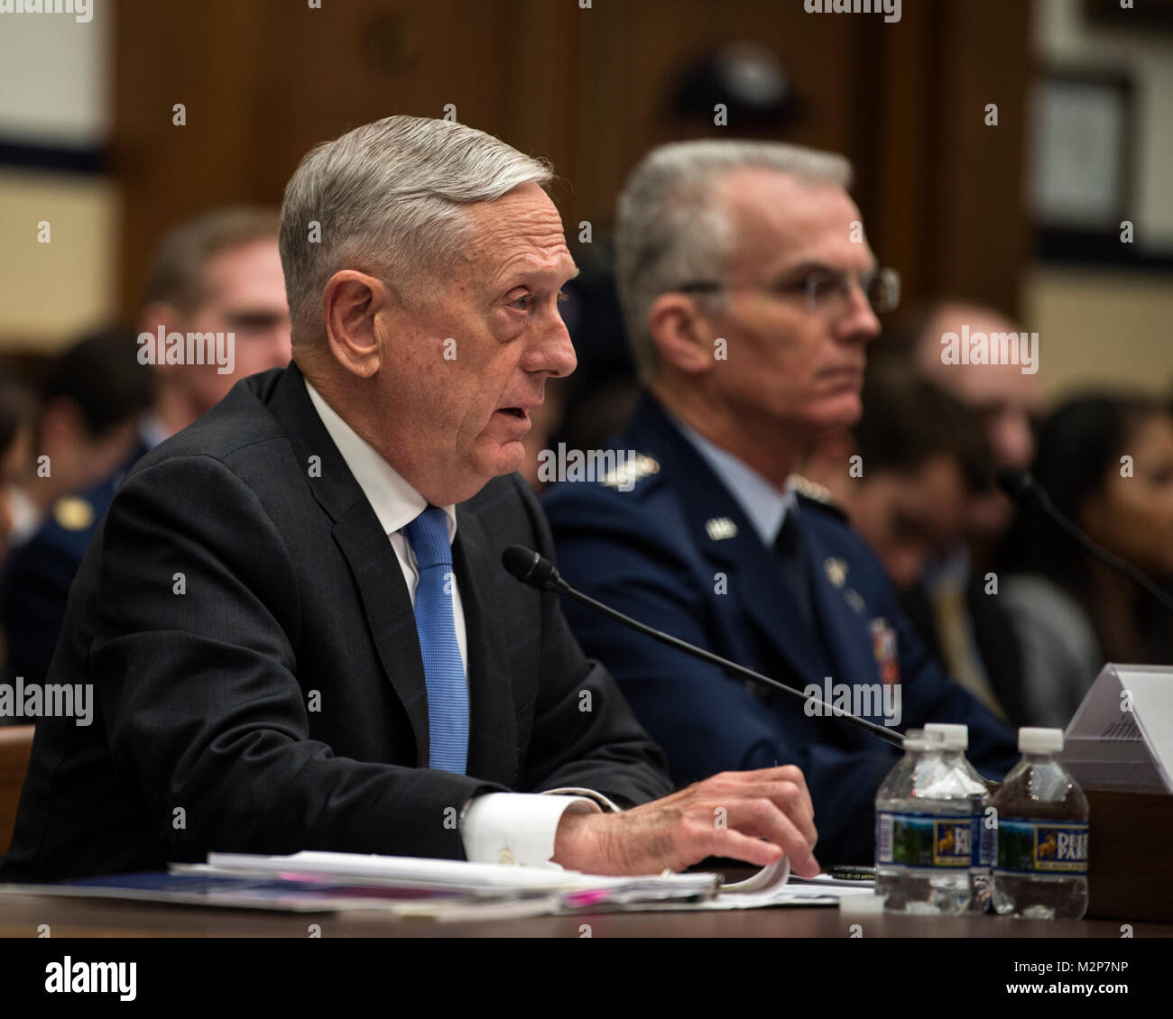 Verteidigungsminister James N. Mattis und Stellvertretende Vorsitzende des Generalstabs der Luftwaffe Gen. Paul J. Selva bezeugen auf der nationalen Verteidigungsstrategie und die Nuclear Posture Review der House Armed Services Committee auf dem Capitol Hill, Feb 6, 2018. (DoD Foto von Marine Mass Communication Specialist 1. Klasse Kathryn E. Holm) Stockfoto