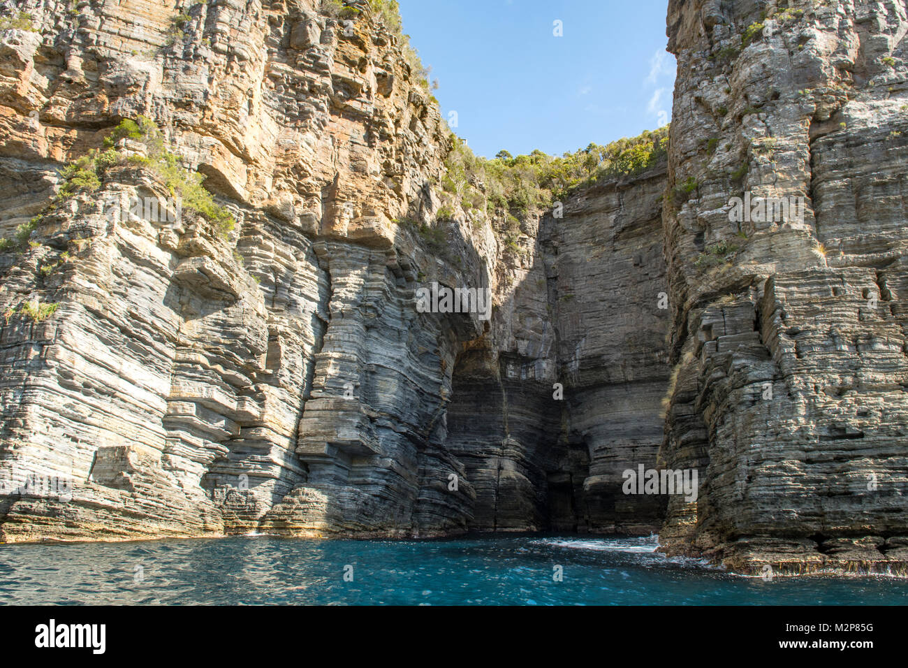 Arch im Waterfall Bay, Tasman NP, Tasmanien, Australien Stockfoto
