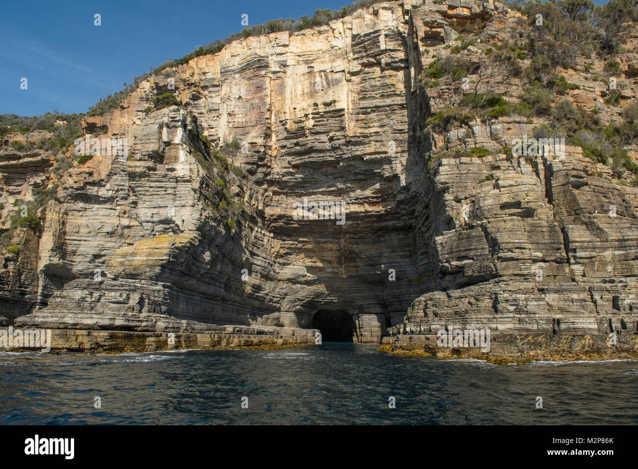 Höhle in der Nähe von Tasman Arch, Tasman NP, Tasmanien, Australien Stockfoto