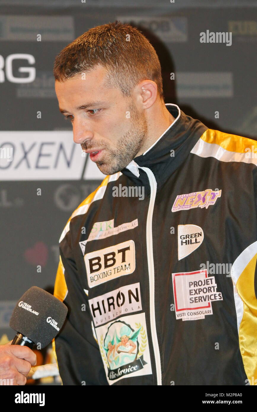 Gefragter Interviewpartner Giovanni De Carolis beim Training zum Box