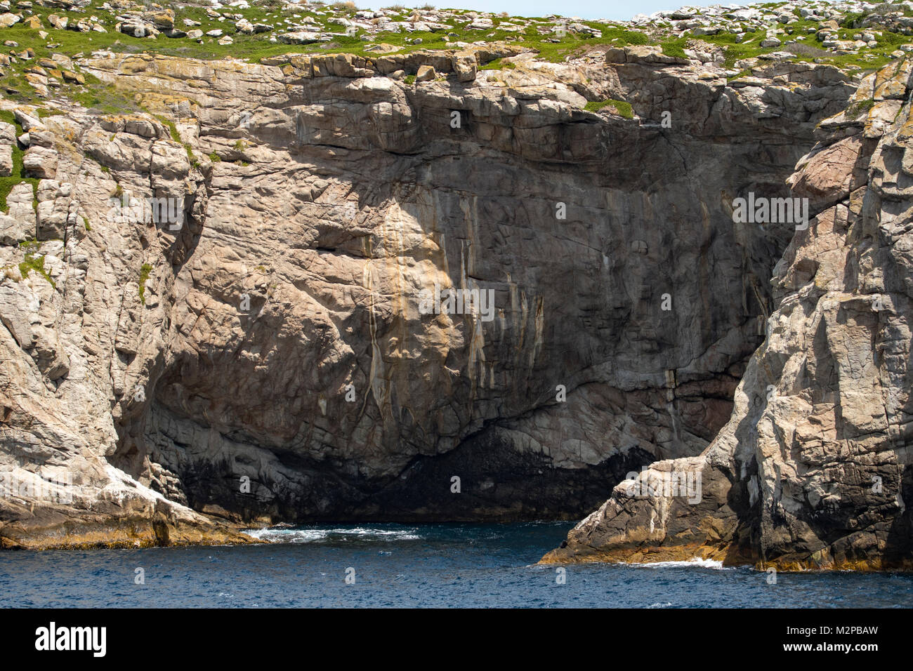 Höhle auf der Ille de Phoques, in der Nähe von Maria Island, Tasmanien, Australien Stockfoto
