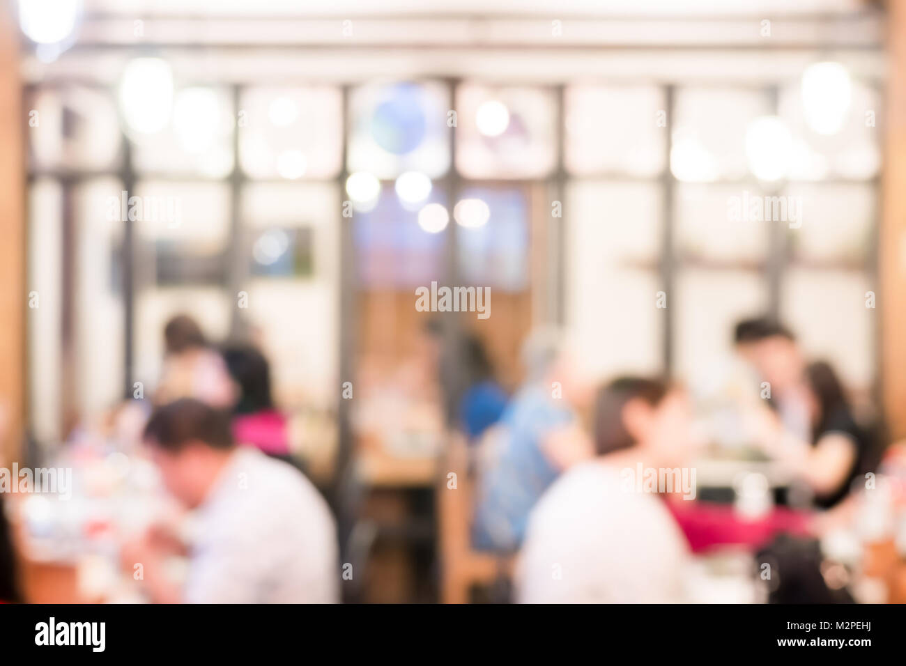 Kunden im Restaurant blur Hintergrund mit Bokeh. Restaurant Hintergrund unscharf Café Kaffee essen Bokeh blurry Menü Fenster lifestyle Business Licht innere Masse Tisch Stockfoto
