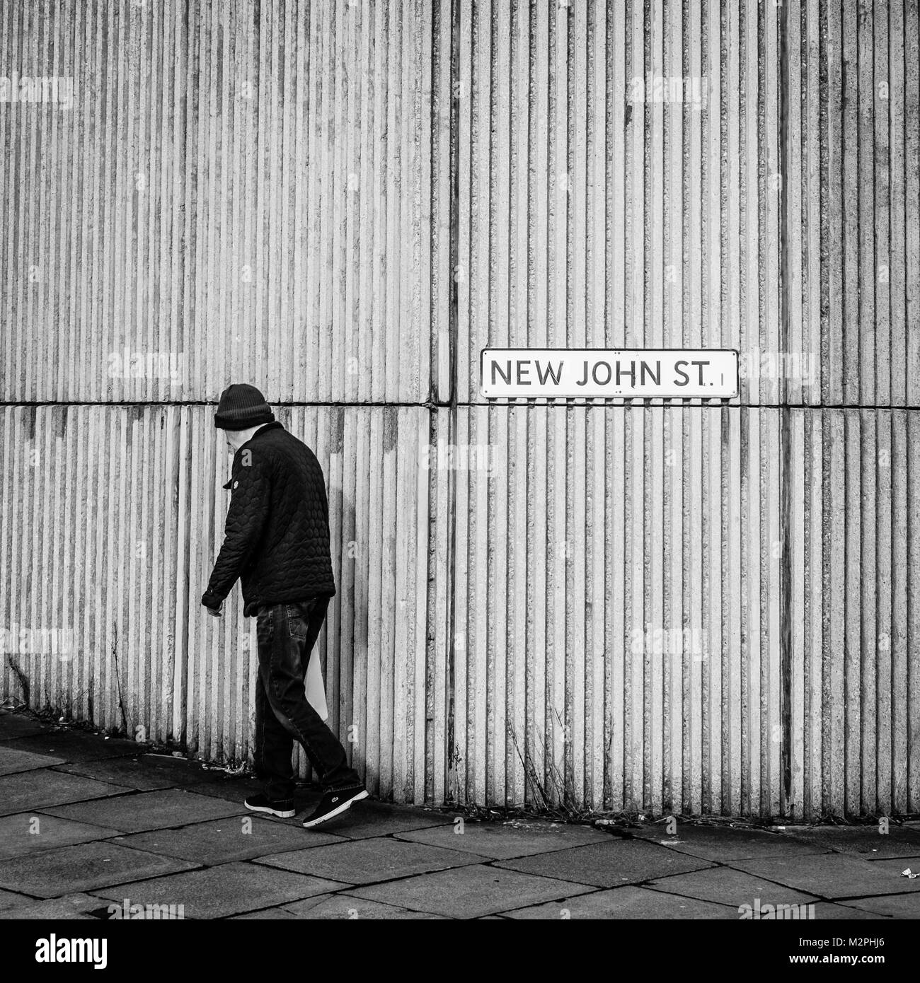 Man Walking Vergangenheit der Highpoint Gebäude, Bradford, West Yorkshire, England. Stockfoto