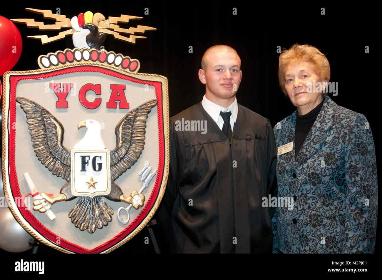 AUGUSTA, Ga.-Rep. Barbara Massey Reece (rechts) wirft mit Matthew Humphrey, ein junger Bestandteil von Chattooga County und graduierte von der Nationalgarde Jugend Herausforderung Akademie am März 5, 2011. YCA ist eine paramilitärische Ausbildung Programm, das Absolventen produziert mit der Werte, Bildung und Fähigkeiten, die notwendig sind, als produktive Bürger erfolgreich zu sein. Reece, ein pensionierter Lehrer, sagte, daß sie hinter dem Programm steht, denn sie hat immer ein starker Befürworter der Bildung. "Ich verbrachte mehr als 30 Jahre Lehre sixth Grader, und ich bin immer an, was Sie in so kurzer Amoun tun können begeistert Stockfoto