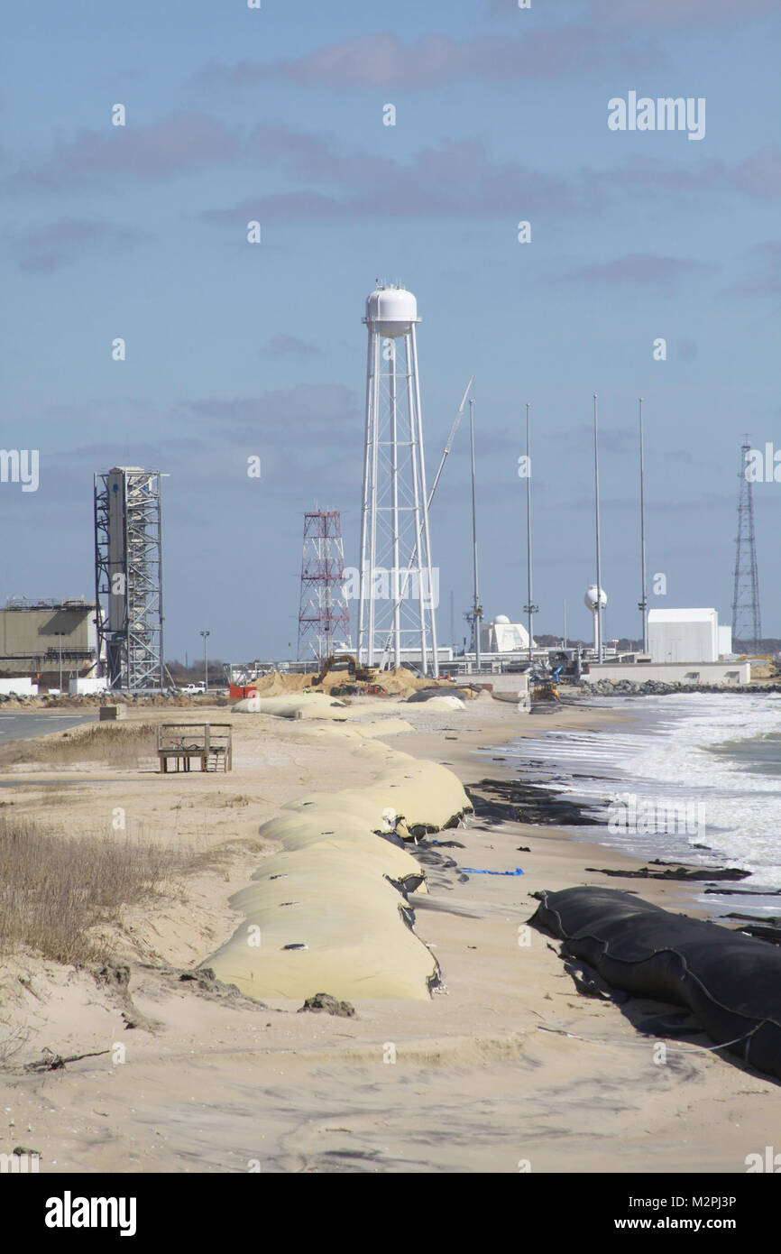 Die Insel der NASA Wallops Flight Facility auf Virginia Eastern Shore ist erleiden erhebliche erosion Probleme in der Nähe des Launch Pads und Montage am Fahrzeug. Die Agentur arbeitet mit der Norfolk Bezirk, US-Armee Korps der Ingenieure eine Ufermauer über 1500 Meter zu verlängern, um die startanlagen am südlichen Ende der Insel zu schützen, und rund 2,6 Millionen Kubikmeter Sand am Strand entlang, um zu helfen, die gesamte Insel von der weiteren Erosion zu schützen. (U.S. Armee Foto/Patrick Bloodgood) 110308-A-OI 229 004 Durch norfolkdistrict Stockfoto