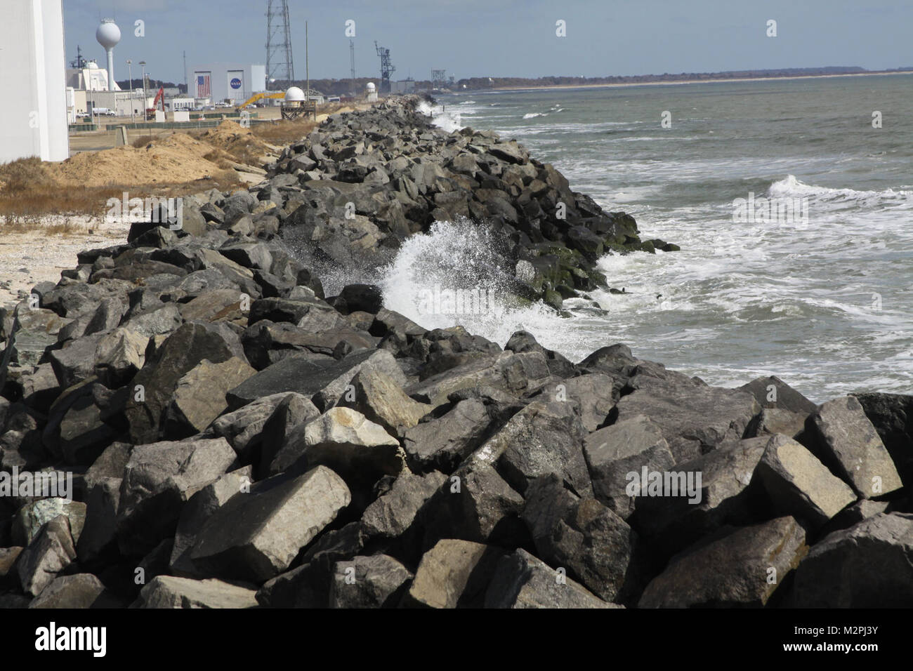 Die Insel der NASA Wallops Flight Facility auf Virginia Eastern Shore ist erleiden erhebliche erosion Probleme in der Nähe des Launch Pads und Montage am Fahrzeug. Die Agentur arbeitet mit der Norfolk Bezirk, US-Armee Korps der Ingenieure eine Ufermauer über 1500 Meter zu verlängern, um die startanlagen am südlichen Ende der Insel zu schützen, und rund 2,6 Millionen Kubikmeter Sand am Strand entlang, um zu helfen, die gesamte Insel von der weiteren Erosion zu schützen. (U.S. Armee Foto/Patrick Bloodgood) 110308-A-OI 229 013 Durch norfolkdistrict Stockfoto