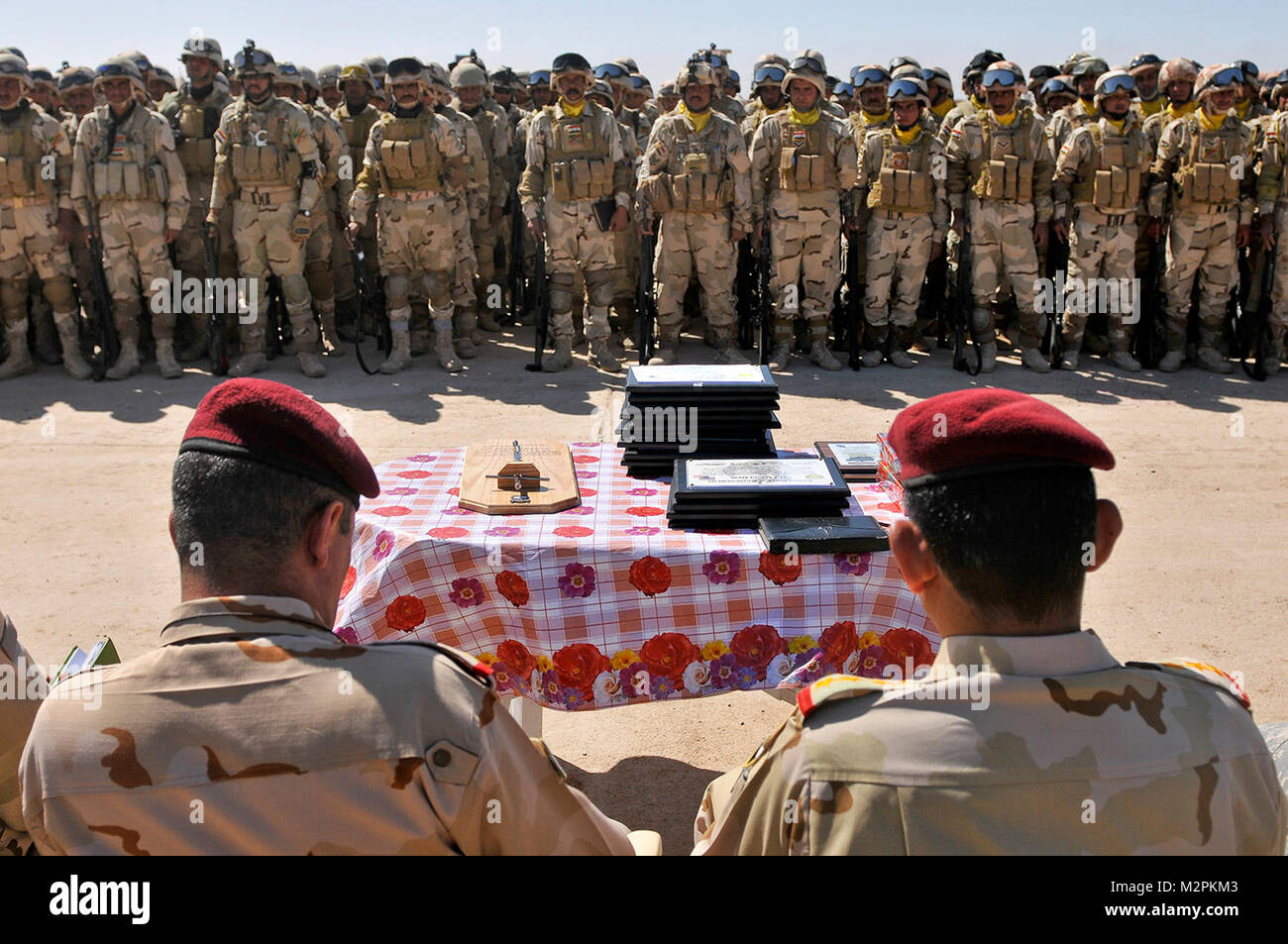 Irakische jinood Absolvent KMTB. KIRKUSH TRUPPENÜBUNGSPLATZES, Irak: irakische Armee Soldaten des 4.Bataillon, 21 Brigade, 5. Division IA stand in überprüfen, bevor die leitenden Beamten während einer Diplomverleihung an Kirkush Truppenübungsplatzes, Irak, 28. März 2011. Mehr als 400 Soldaten des Bataillons zugeordnet absolvierte die 25-tägige Tadreeb al Schamil, eine irakische militärische Ausbildung Initiative die Fähigkeit der irakischen Armee als kollektive Einheit zu agieren und seine Kampftechniken Modernisierung zu entwickeln. Die irakischen Soldaten wurde die dritte Klasse, Absolvent der Kurs an KMTB, das sich drehende irakischen Armee b Stockfoto