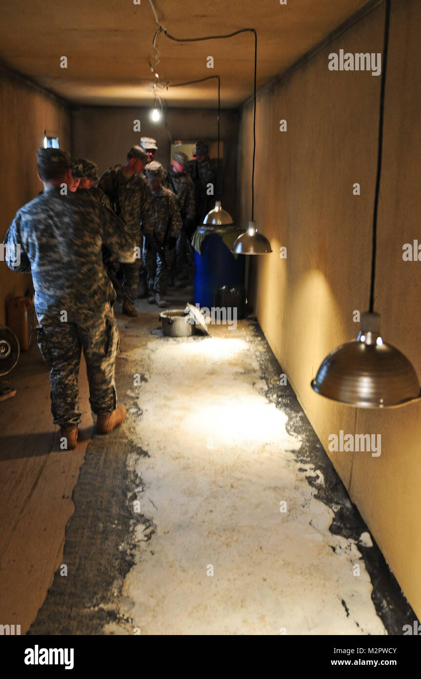 Soldaten der 113. bekämpfen Stress Loslösung prüfen Bomben Materialien während der Ausbildung bei Joint Base Lewis McChord. Der 113 wird gesetzt nach Afghanistan zu entsenden. (Foto von Maj. Matt Lawrence, 807Th MDSC Public Affairs) 20110610-DSC 5871-158 von 807 MCDS Stockfoto