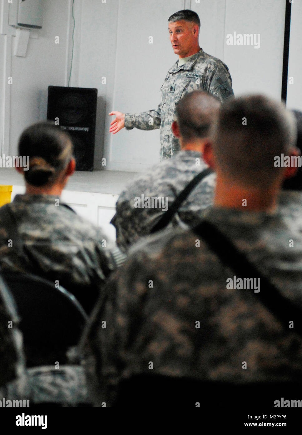 Sgt. Maj. der Armee Raymond F. Krämer III spricht mit den Soldaten mit der 2. Beraten und Unterstützen Brigade, 1 Infanterie Division, United States Division-Center Juni 24, 2011, im Camp Liberty, Irak. Chandler besprochen, viele der Probleme, mit denen die Soldaten heute in die Armee eingezogen wurde, einschließlich der jüngsten Änderungen der Uniformen und mögliche Änderungen an der körperlichen Fitness Bewertungen und Verweilzeit nach Bereitstellungen. (U.S. Armee Foto von Sgt. Daniel Stoutamire, 2. AAB, 1. Inf. Div., USD-C) 110624-A -4714 S-010 durch US-Truppen im Irak (Inaktiv) Stockfoto