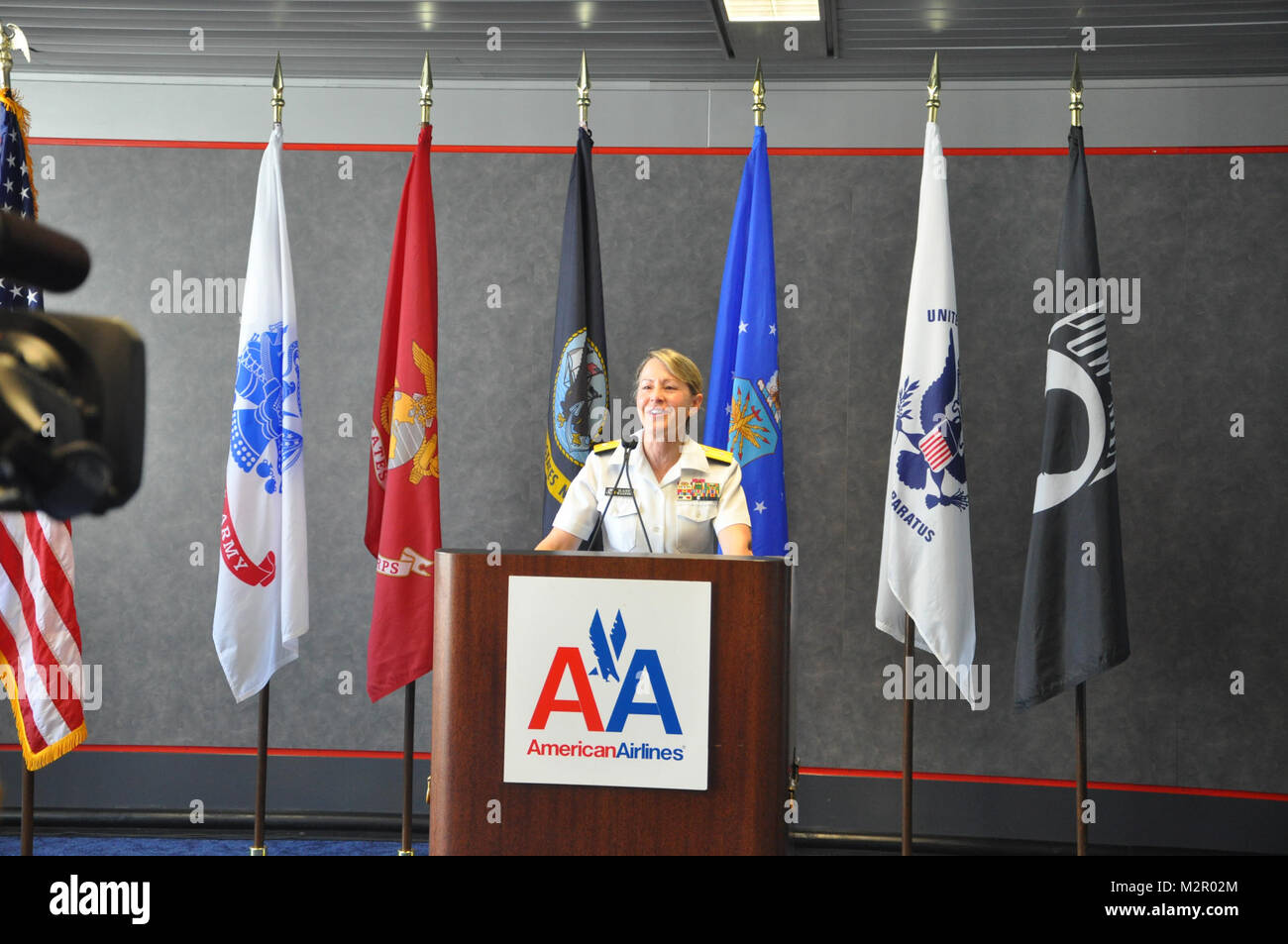 110629-D-IE 087-282 - CHICAGO (29. Juni 2011) - Hintere Adm. Elaine Wagner, Direktor der Medizinischen Ressourcen- und Policy Division, OPNAV Code N931 und Chief, Marine-zahnmedizinischen Korps spricht, um die verletzten Krieger, Veteranen, und ihre Familien an Internationalen Flughafen O'Hare für das American Airlines senden weg für die Fahrt 2 Recovery Normandie Herausforderung in Paris, Frankreich, als Teil von Chicago Marine Woche 2011. Marine Wochen sind entworfen, um zu zeigen, die Amerikaner ihre Investitionen in ihre Marine, eine globale Kraft für das Gute, und Aufklärung in Städten, die nicht eine bedeutende Marine Präsenz haben. (U.S. Marine Foto Stockfoto