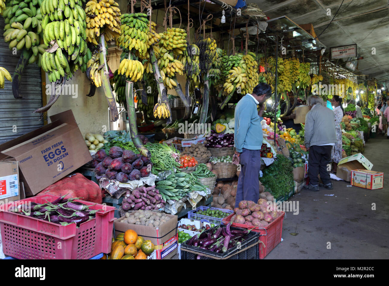 Central Market Nuwara Eliya Hill Country zentrale Provinz Sri Lanka Obst und Gemüse Stall Inhaber Stockfoto