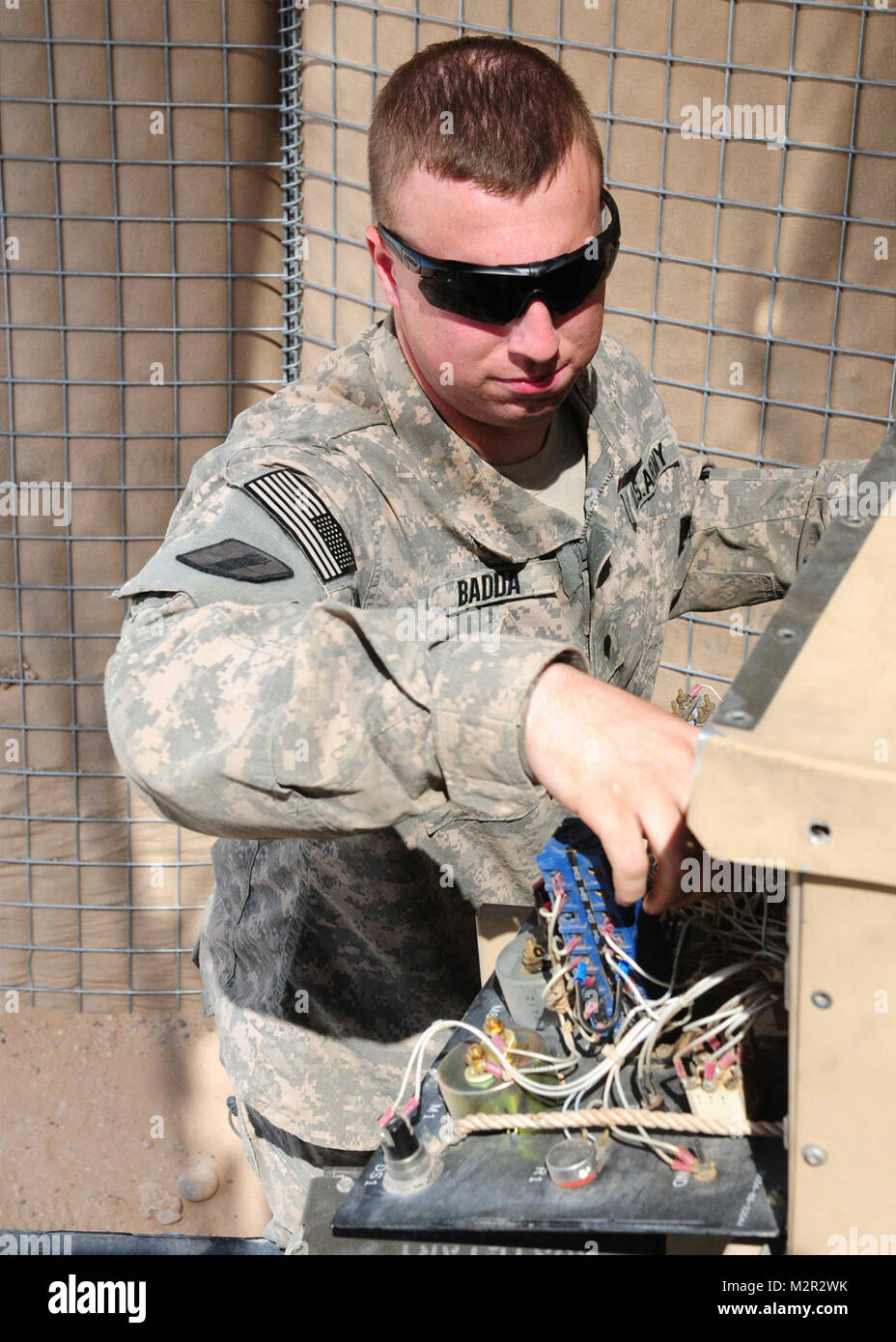 CONTINGENCY OPERATING BASE SPEICHER, Irak - Spezialist Nicholas Badda, Generator Mechaniker, Batterie B, 2., 4., 214Th Field Artillery Regiment Feuer Feuerwehr, führt regelmäßige Wartung auf einem tragbaren Generator am Contingency Operating Base Speicher, Irak, Aug 20., 2011. Bacca und fünf andere Mitglieder des "Herzöge" betreiben und warten Zähler Mörtel Radarsystem, die Warnmeldungen, die das zuständige Personal auf eingehende Feuer. (U.S. Armee Foto von SPC. Andrew Ingram, USD-N PAO) Daisy und die Herzöge stehen sehen sie sich durch die Vereinigten Staaten Kräfte - Irak (Inaktiv) Stockfoto