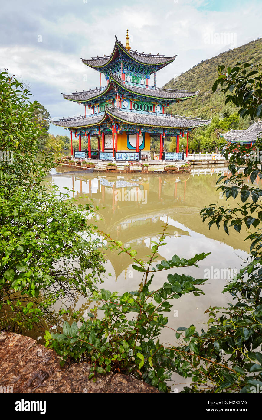 Tempel in der Jade Spring Park in Lijiang, China. Stockfoto
