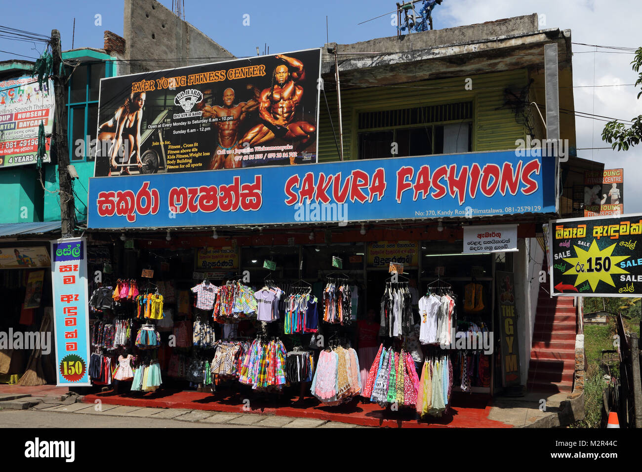 Kandy Road Pilimathalawa Kandy Distrikt Sri Lanka Kleidung Shop und Fitnessraum Stockfoto
