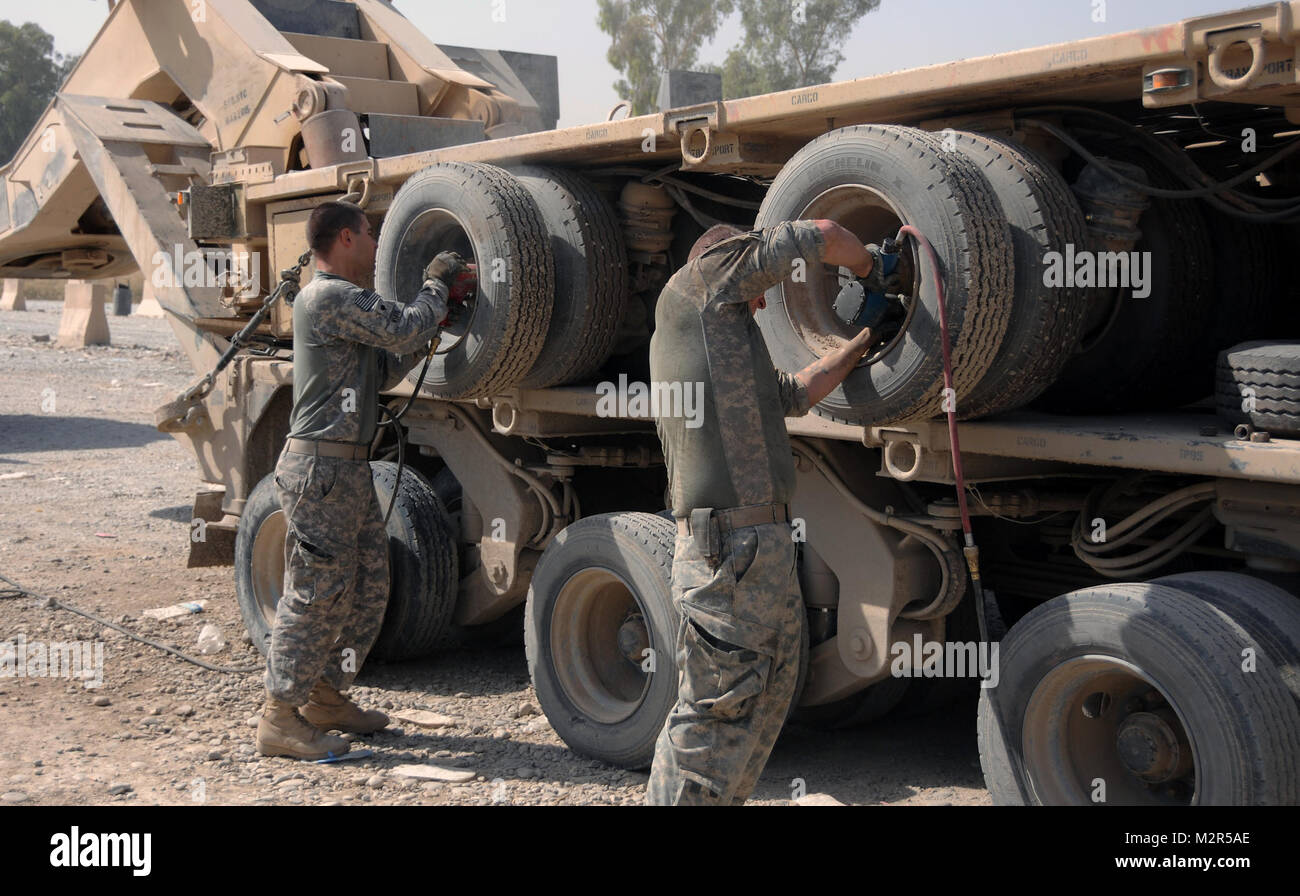Soldaten der 129. Transport Unternehmen, bereiten sie ihre Fahrzeuge vor dem Abflug mit einem Konvoi Mission, Sept. 13, 2011, an Joint Base Balad, der Irak. Die 129 sind Soldaten aus der neuen Jahrhundert, Kan., zugeordnet zu unterstützen ist der 230ste Sustainment Brigade Joint Task Force Hickory, Ausrüstung aus schließen Stützpunkte als Teil der Verantwortung entziehen der US-Streitkräfte vom 31. Dez. Frist zu schleppen. Konvoi Zubereitungen, die in den United States Forces - Irak (Inaktiv) Stockfoto