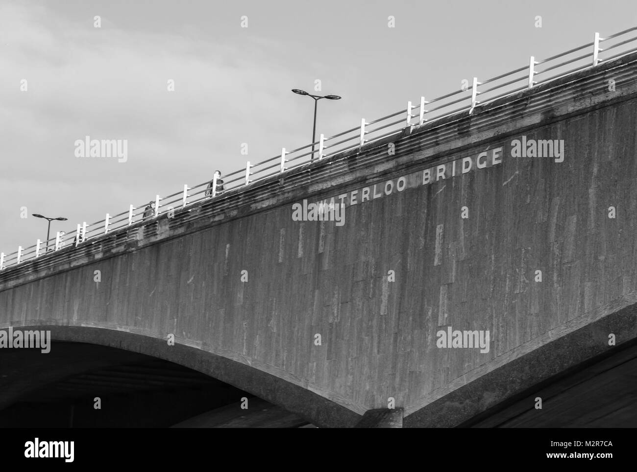 Waterloo Bridge - Beschreibung auf der berühmten Brücke s/w Stockfoto