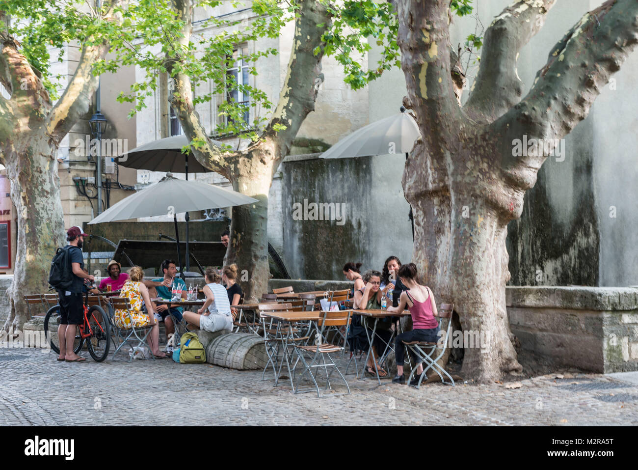 Avignon, Provence, Vaucluse, Rue Strasse Teinturiers, Blick auf die Straße Cafe in der Straße der Färber Stockfoto