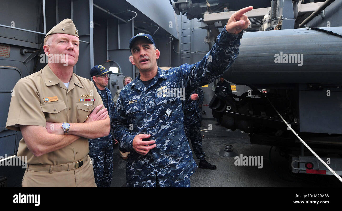 111022-N-CT 127-132: AUGUSTA BUCHT, Sizilien (1. 22, 2011) - Kapitän Timothy Spratto, Deputy Commodore, Bataan Amphibious Ready Gruppe (rechts) gibt eine Tour des Bootes Gasse zum hinteren Adm. James Foggo, stellvertretender Kommandant, USA 6 Flotte, bei seinem Besuch an Bord der San Antonio-Klasse amphibious Transport dock USS Mesa Verde LPD (19). Foggo besucht das Schiff die Crew für ihre Arbeit danken, die sie während des Betriebs Unified Protector, der NATO-geführten Operation die Durchsetzung der Resolutionen des Sicherheitsrates der Vereinten Nationen 1970 und 1973, um libysche Zivilisten zu schützen. Mesa Verde ist ein Teil der Bataan amphibischen bereit, Gr Stockfoto